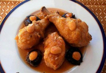 pollo con almendras y ciruelas