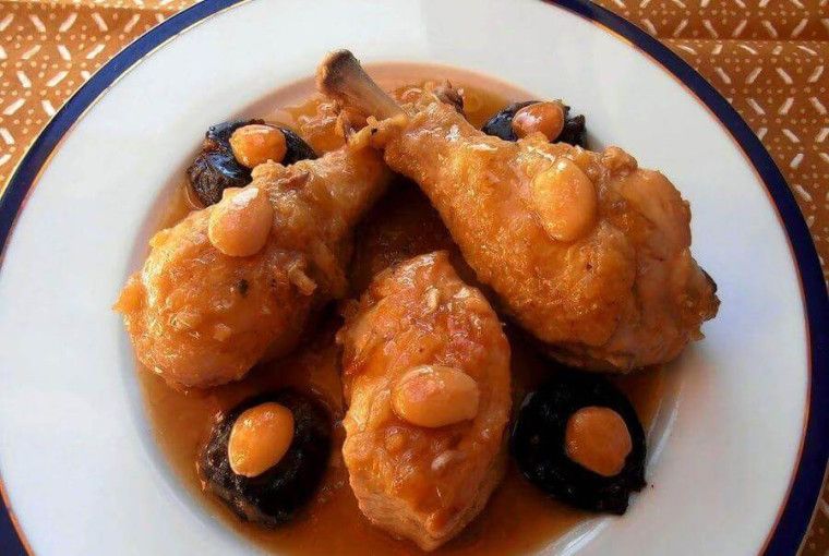pollo con almendras y ciruelas