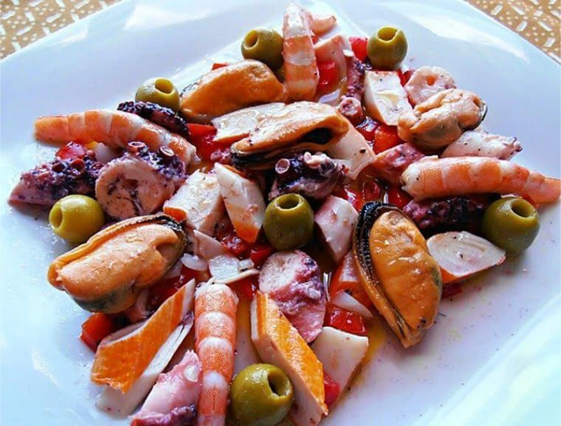 Salpicón de marisco aliñado con vinagreta, con langostinos, mejillones y aceitunas