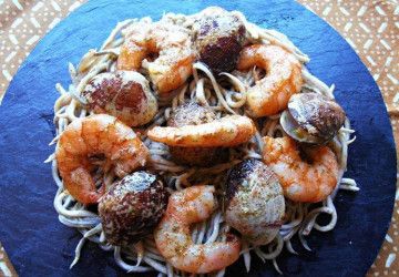 gulas con almejas y langostinos