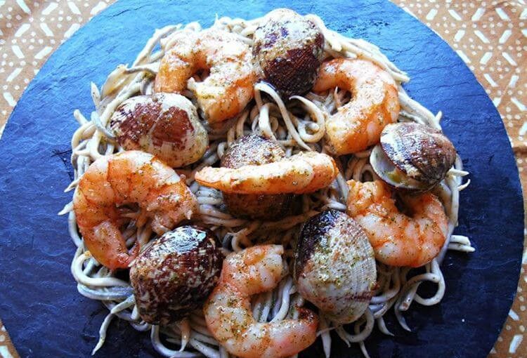 gulas con almejas y langostinos