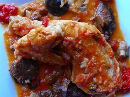pollo con setas y tomate