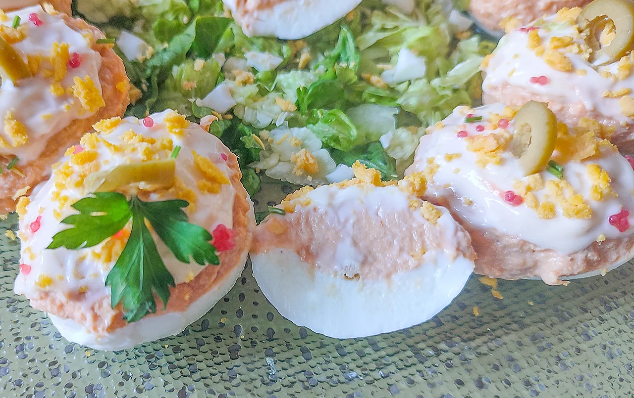Primer plano de huevos rellenos de atún con relleno cremoso