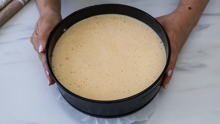 Molde con masa de bizcocho listo para llevar al horno