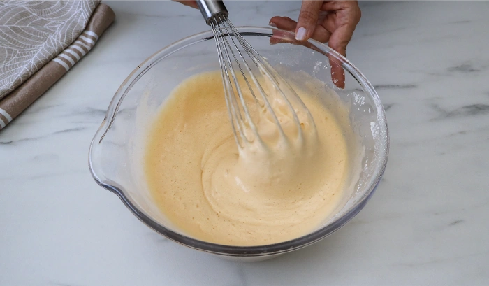 Masa del bizcocho genovés con todos los ingredientes mezclados