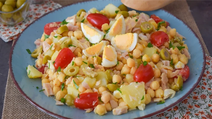 Ensalada de garbanzos con patata, tomate, huevo y atún