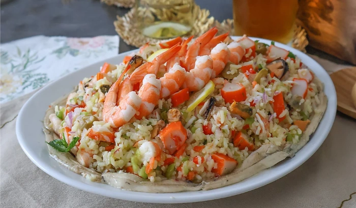 Ensalada de arroz marinera con langostinos, mejillones, surimi y verduras