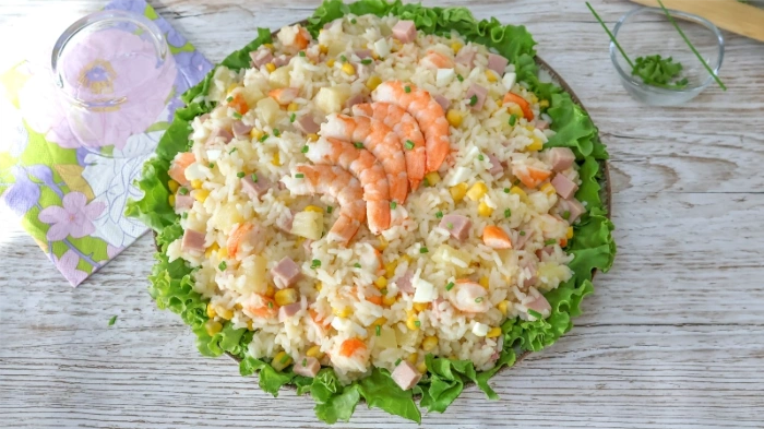 Ensalada de arroz con piña, langostinos y jamón de york sobre cama de lechuga