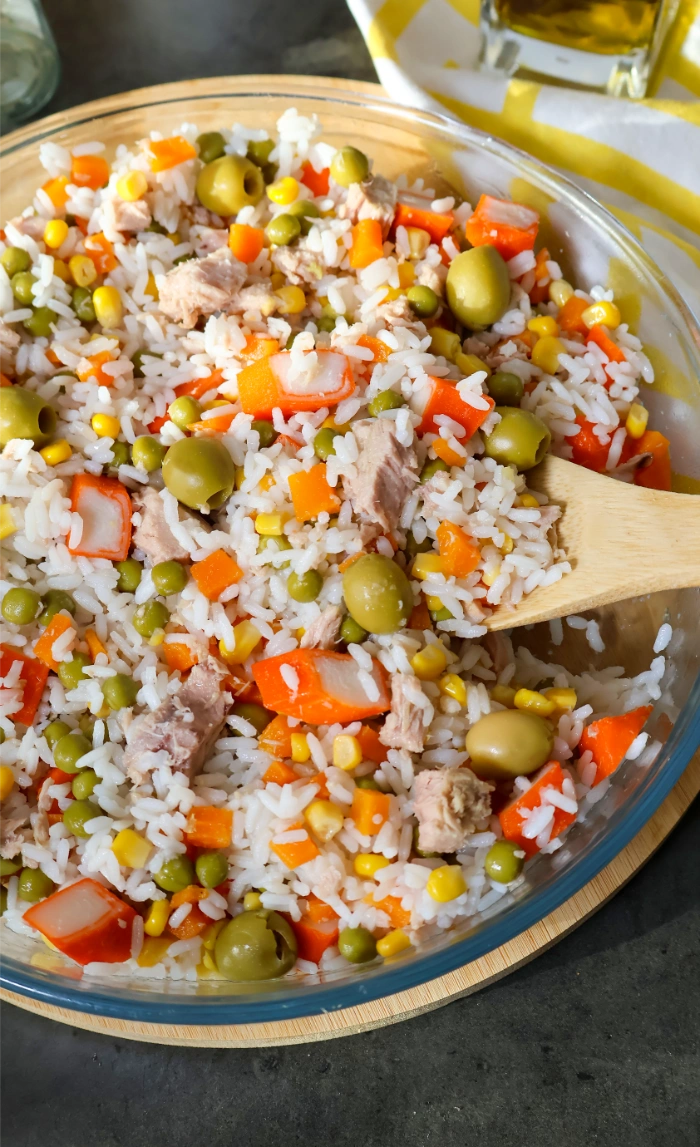 Ensalada de arroz clásica con atún, guisantes, maíz, zanahoria y aceitunas con vinagreta