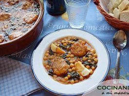 Plato de potaje de garbanzos con albóndigas de bacalao y huevo cocido