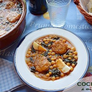 Plato de potaje de garbanzos con albóndigas de bacalao y huevo cocido