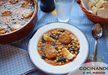 Plato de potaje de garbanzos con albóndigas de bacalao y huevo cocido