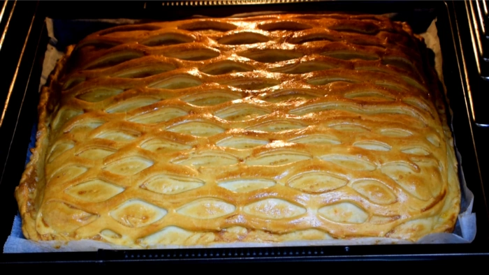 Hornazo de Salamanca recién horneado, dorado y con la rejilla crujiente, dentro del horno