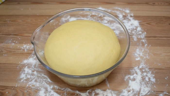 Masa del hornazo de Salamanca fermentada y con el doble de volumen dentro de un bol de cristal