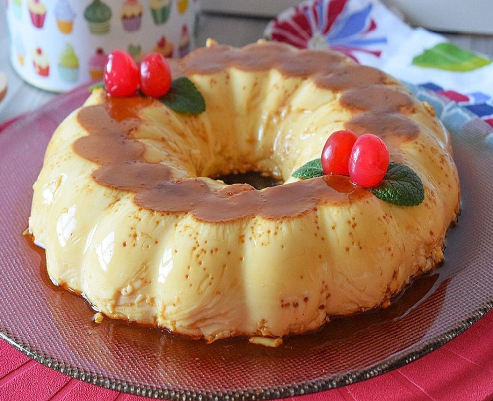 Flan de leche condensada casero entero, recién desmoldado y con su caramelo