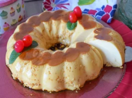 Corte cremoso de un flan de huevo con leche condensada