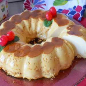 Corte cremoso de un flan de huevo con leche condensada