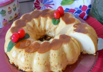 Corte cremoso de un flan de huevo con leche condensada