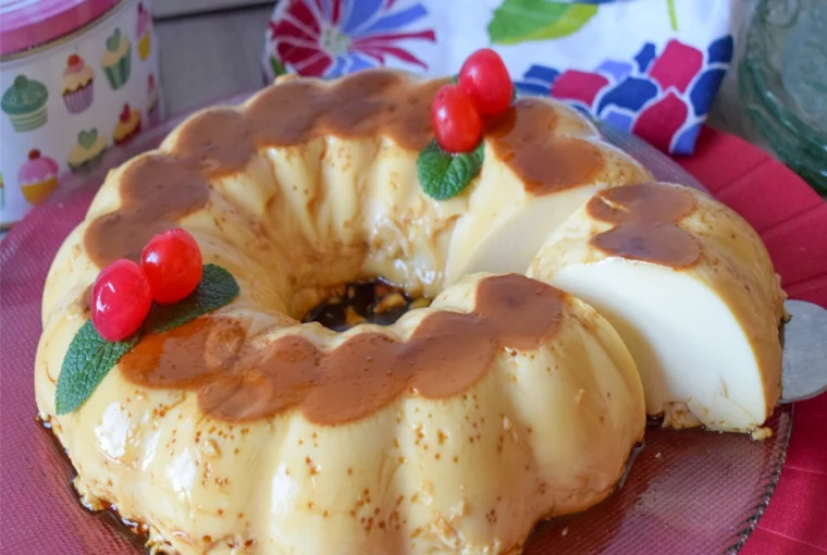 Corte cremoso de un flan de huevo con leche condensada