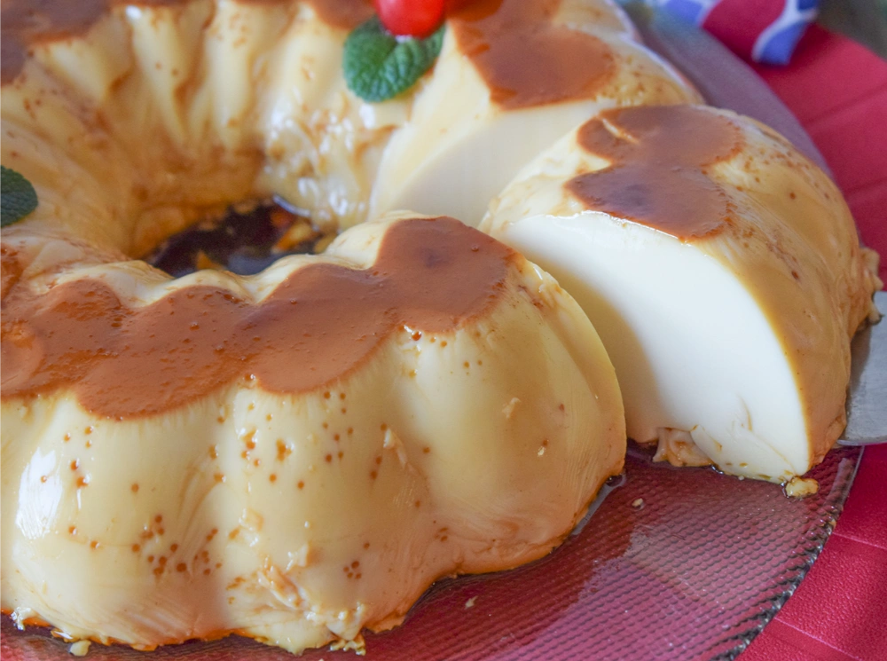 Flan de leche condensada de la abuela con la primera ración recién cortada