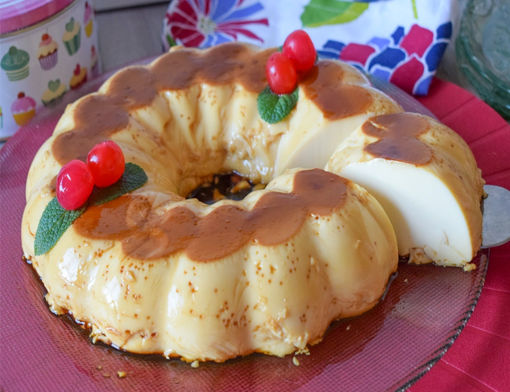Corte cremoso de un flan de huevo con leche condensada