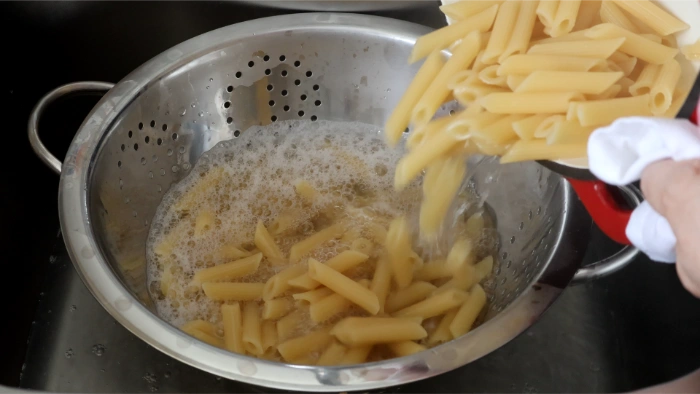 Pasta escurriéndose en un colador