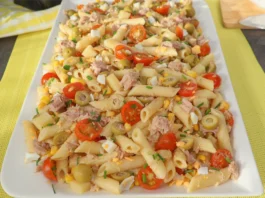 Ensalada de pasta con atún servida en fuente rectangular blanca