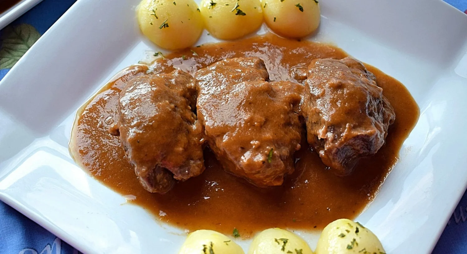 Ración individual de carrilleras al vino tinto con patatas