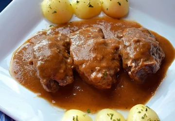 Ración individual de carrilleras al vino tinto con patatas