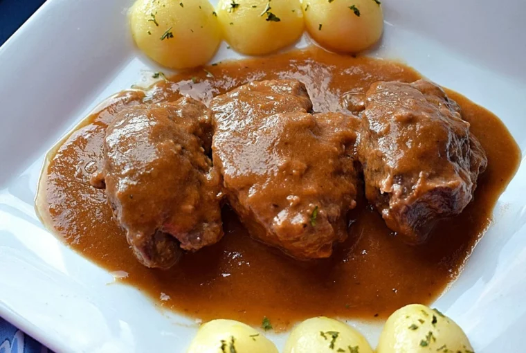 Ración individual de carrilleras al vino tinto con patatas