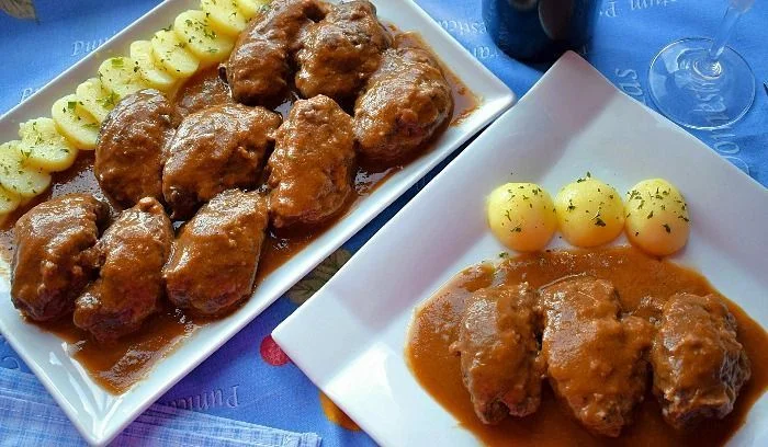 Carrilleras de cerdo en salsa servidas con patatas cocidas
