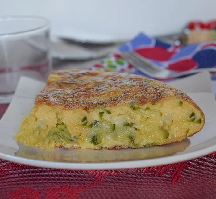 Corte de tortilla de calabacín con interior jugoso y bien cuajado