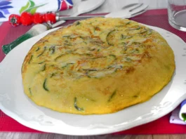 ortilla de calabacín entera servida en plato blanco