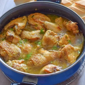 pollo en salsa casero en cazuela, receta tradicional paso a paso