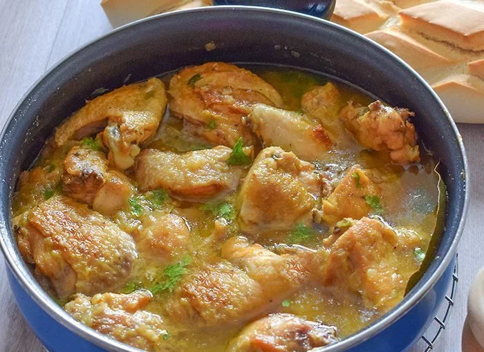 pollo en salsa casero en cazuela, receta tradicional paso a paso
