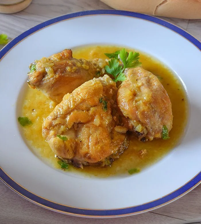 plato de pollo en salsa casero servido con su salsa