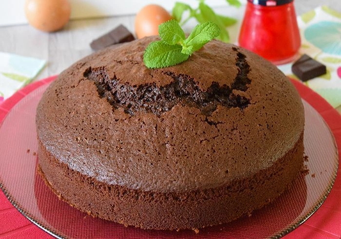 Bizcocho de chocolate en plato, listo para comer