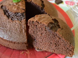 Receta de bizcocho de chocolate esponjoso y húmedo, cortado mostrando su miga