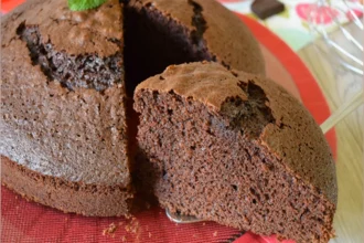 Receta de bizcocho de chocolate esponjoso y húmedo, cortado mostrando su miga