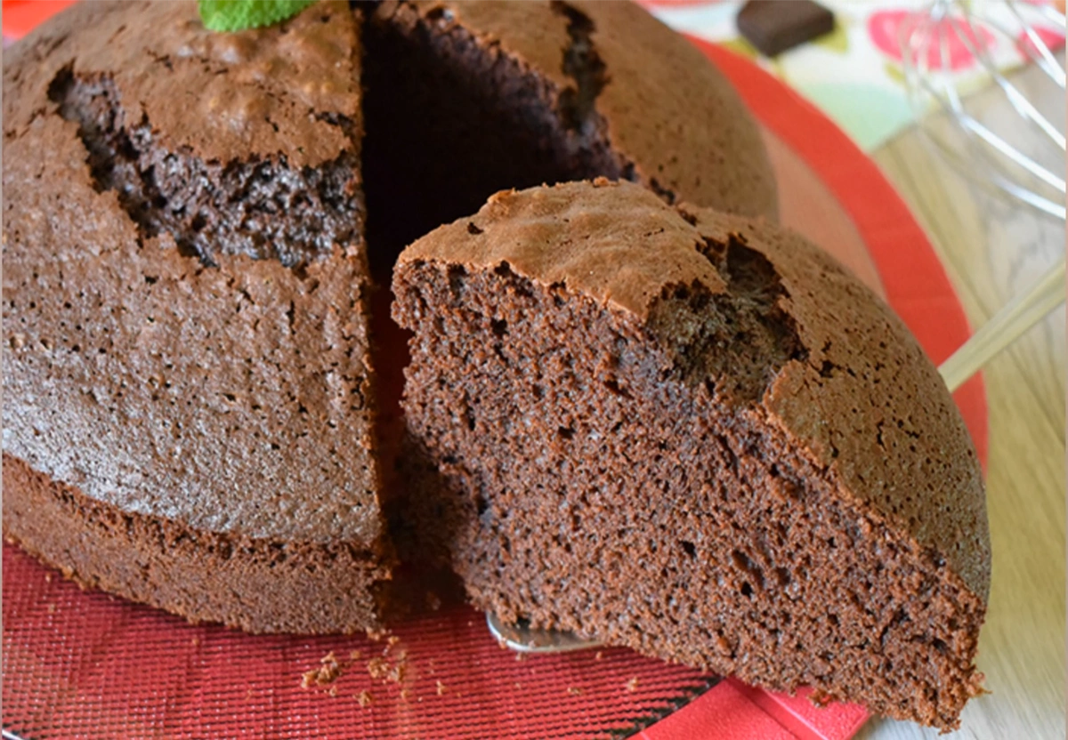 Receta de bizcocho de chocolate esponjoso y húmedo, cortado mostrando su miga