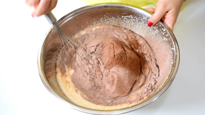 Integrando harina y cacao con movimientos suaves