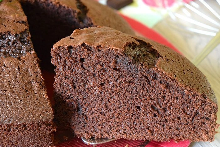 Porción de bizcocho de chocolate esponjoso y tierno