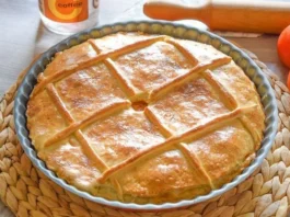 Empanada casera de atún con masa dorada y decoración de rejilla