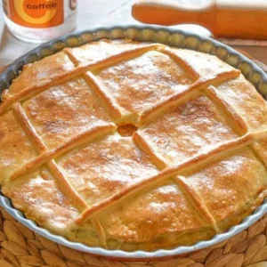 Empanada casera de atún con masa dorada y decoración de rejilla