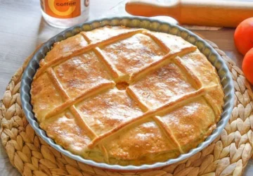 Empanada casera de atún con masa dorada y decoración de rejilla