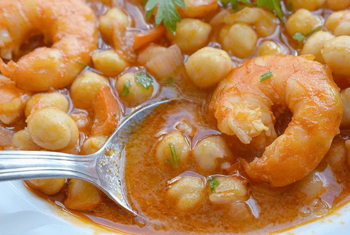 Cucharada de guiso de garbanzos con langostinos