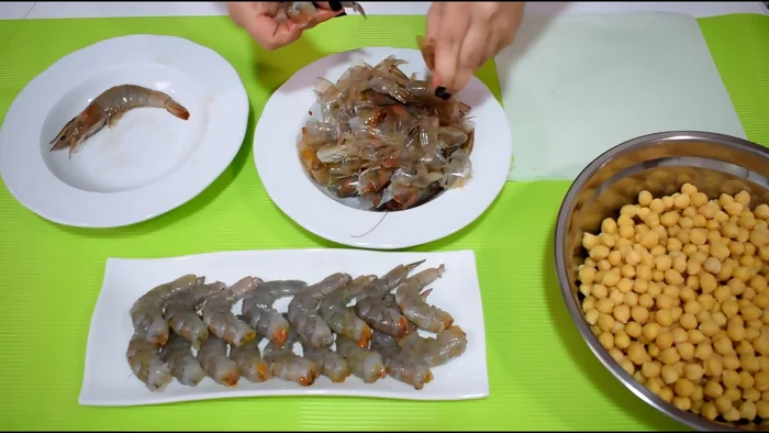 receta de garbanzos con langostinos paso 1