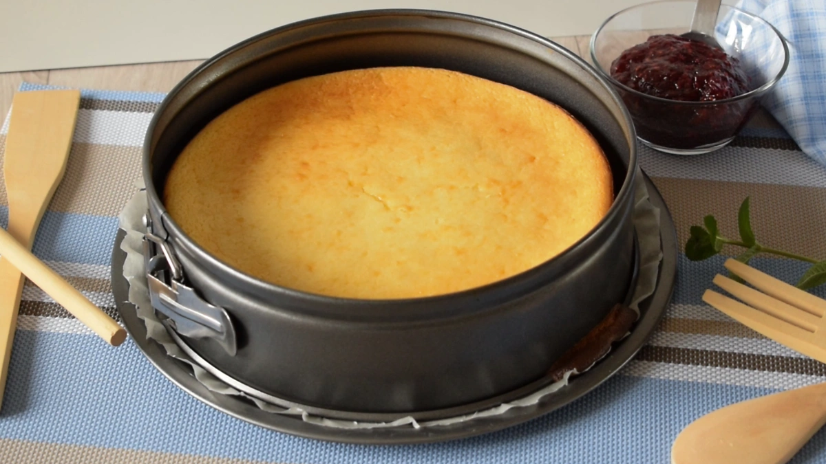 Tarta de queso al horno en molde desmontable con superficie dorada