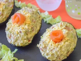 Aguacates rellenos de salmón ahumado y salsa rosa sobre pizarra