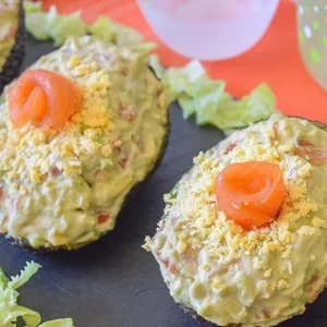 Aguacates rellenos de salmón ahumado y salsa rosa sobre pizarra